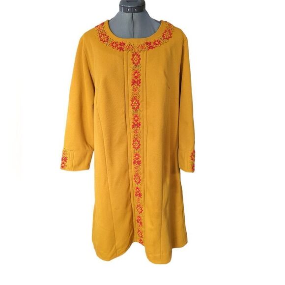 60's yellow Beautiful embroidered bark cloth dress - Picture 3 of 9